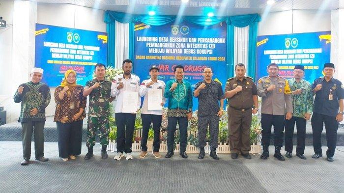 Foto bersama dalam penetapan Desa Bersinar dan Zona Integritas di Kabupaten Balangan, Kamis (12/10/2023).