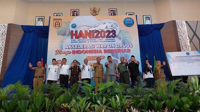 Foto bersama unsur forkopimda dalam peringatan Hari Anti Narkotika Internasional (HANI) 2023 di Kota Banjarbaru, Senin (26/6/2023).