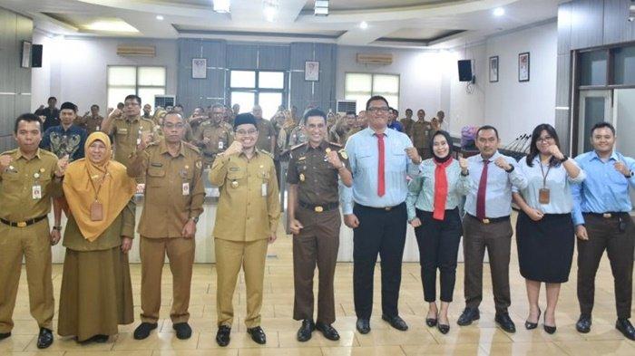 Foto bersama pada acara penandatanganan MoU antara Kejaksaan Negeri Hulu Sungai Tengah bersama Pemerintah Kabupaten Hulu Sungai Tengah, Selasa (4/7/2023).