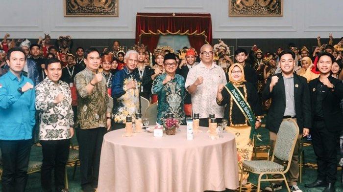 Foto bersama panitia, pejabat, dan peserta Jambore Nasional Generasi Hijau 2024.