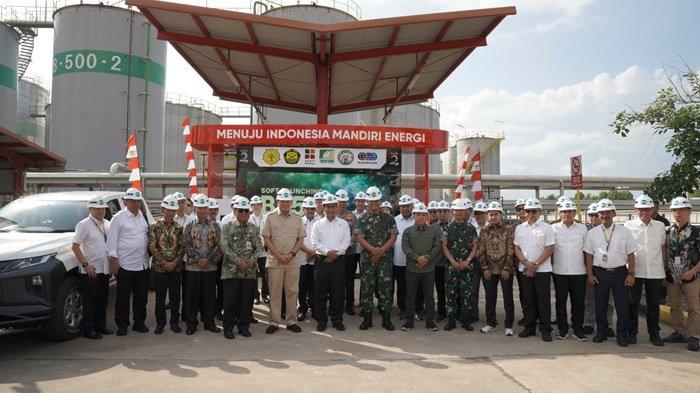 Foto bersama soft launching implementasi pemanfaatan biodiesel B-50, di kawasan Pabrik Biodiesel PT Jhonlin Agro Raya (JAR), Batulicin, Kabupaten Tanah Bumbu, Kalimantan Selatan, Minggu (18/8/2024).