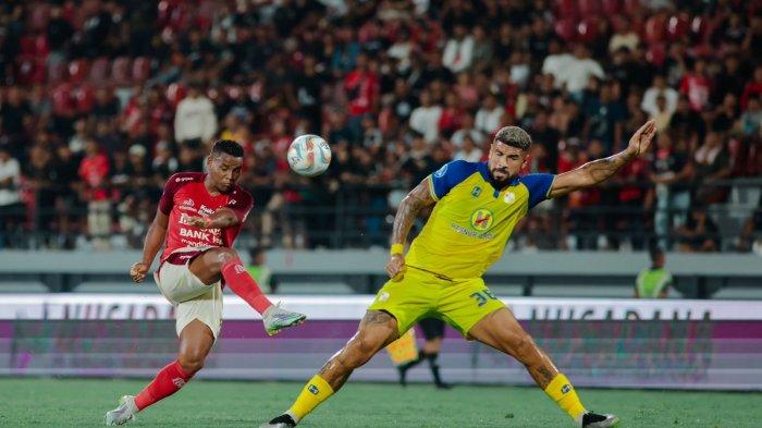 Bek Barito Putera, Renan Alves (kuning) menghalau tembakan pemain Bali United pada laga Liga 1 yang di Stadion I Wayan Dipta, Gianyar, Bali, Minggu (27/8/2023) malam.