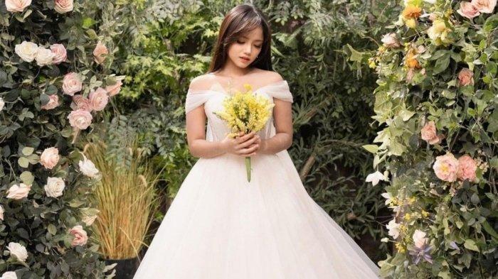 Fuji Pamer memakai gaun pengantin.