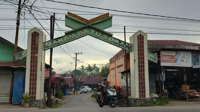 GERBANG MAKAM-Inilah Gerbang Makam Datu Suban berjarak sekitar 1,5 kilometer dari gerbang yang berdiri kokoh di Desa Tatakan, Kecamatan Tapin Selatan, Kabupaten Tapin, Minggu (9/3/2025).