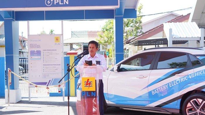 General Manager PLN UID Kalselteng, Muhammad Joharifin, memberikan sambutannya dalam kegiatan peresmian SPKLU di Kabupaten Kapuas, Kalimantan Tengah, Senin (26/6/2023) sore.