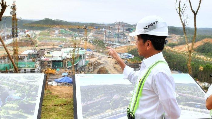 Presiden Jokowi meninjau proses pembangunan Gedung Kantor Presiden di IKN NUSANTARA, Jumat (22/9/2023). Otorita Ibu Kota Nusantara (IKN) membuka seleksi PPPK Jabatan Fungsional Teknis 2023 untuk lulusan S1 semua jurusan. Ini daftarnya.