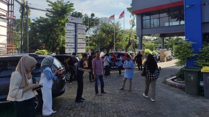 Pekerja yang berada di lantai tiga dan empat redaksi Banjarmasin Post ikut merasakan goyangan yang terjadi sekitar pukul 16.50 WITA, Jumat (22/3/2024).