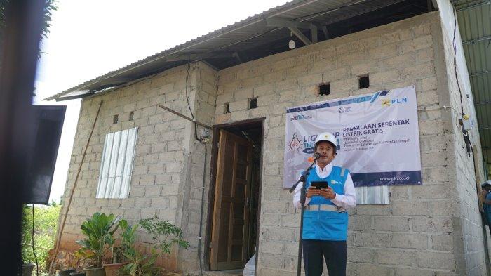 General Manager PLN UID Kalselteng Muhammad Joharifin saat memberikan sambutan dalam kegiatan penyalaan serentak 108 rumah tangga kurang mampu se Kalselteng yang mendapatkan bantuan pemasangan listrik gratis melalui program Light Up the Dream (LUTD) pada Senin (26/2) di Cindai Alus, Kabupaten Banjar Kalimantan Selatan.