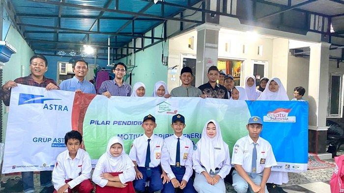 Grup Astra Banjarmasin menyerajkan beasiswa untuk Siswa di  Kampung Berseri Astra.