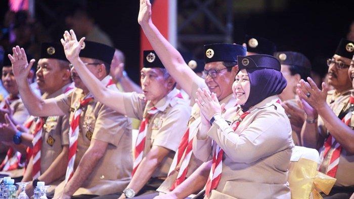 Gubernur Kalimantan Selatan (Kalsel), H Sahbirin Noor atau Paman Birin, sekaligus Ketua Majelis Pembimbing Daerah (Mabida) Kalsel, bersama Ketua Kwarda Kalsel Hj Raudatul Jannah, melambaikan tangan kepada peserta Kemah Bela Negara (KBN) di Kiram Park, Kabupaten Banjar, Senin (10/7/2023) malam.