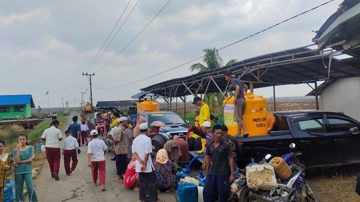 Gubernur Kalsel, Sahbirin Noor membagikan air bersih ke warga Kabupaten Banjar, Senin (9/10/2023).