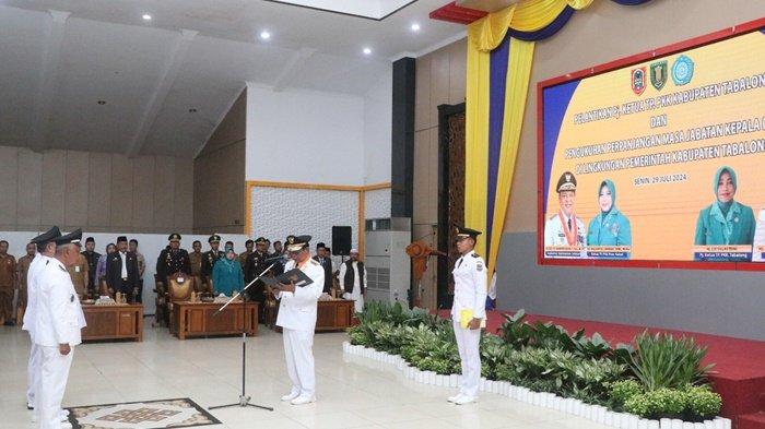 Gubernur Kalsel, Sahbirin Noor menyerahkan SK pengukuhan perpanjangan masa jabatan kepala desa se Kabupaten Tabalong.