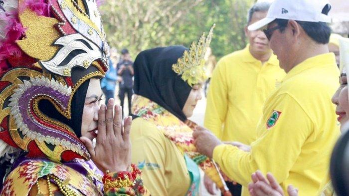 Gubernur H Sahbirin Noor memasangkan selendang sasirangan pada peserta pada kegiatan pembukaan Jambore Kader Posyandu Tingkat Provinsi Kalimantan Selatan di Kiram Park, Kamis (2/11/2023).