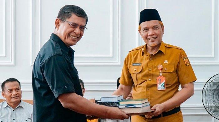 Sekretaris Daerah Kota Banjarbaru, H Said Abdullah, saat menyerahkan secara simbolis kitab suci setiap agama.
 