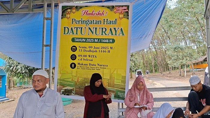 HAUL-Spanduk peringatan Haul Datu Nuraya dipasang di kawasan wisata religi, Minggu (8/6/2025). Wisata Kalsel : Haul Datu Nuraya di Tatakan Tapin, Ribuan Jemaah Diperkirakan Hadir