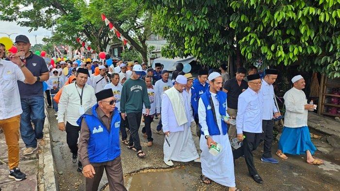 Bakal Calon Bupati Tabalong, HM Noor Rifani dan Wakilnya, Habib M Taufani Alkaf rela berjalan kaki hampir satu kilometer dari Rumah Bersama di Jalan Pratama Raya Mabuun menuju Kantor KPU Tabalong, Kamis (29/8/2024