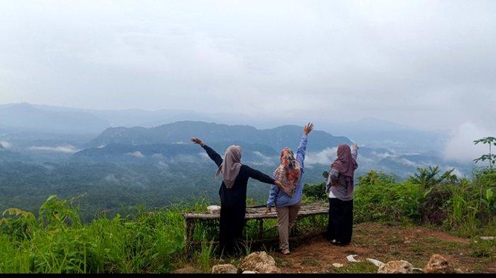 PEMADANGAN AWAN PUTIH DI GUNUNG TITI HST - Hamparan Awan Putih hingga matahari terbit bakal dijumpai kalau berkunjung pagi hari, dan tiba di puncak gunung Titi Kabupaten Hulu Sungai Tengah.