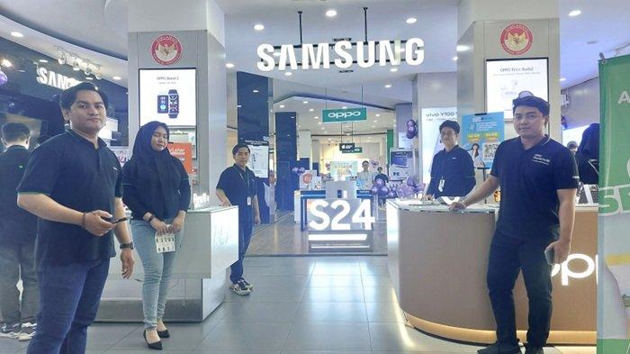 Hapeworld Banjarmasin menawarkan berbagai produk handphone dengan memberikan promo dan berbagai hadiah pada kesempatan HUT ke 14