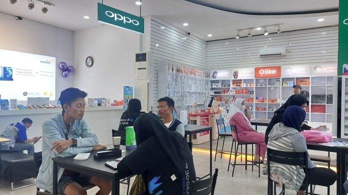 Hapeworld Banjarmasin menawarkan berbagai produk handphone dengan memberikan promo dan berbagai hadiah pada kesempatan HUT ke 14
