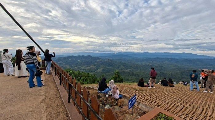 INDAH-Pengunjung menikmati keindahan pemandangan hijau dari tempat take off paralayang di puncak Tahura Sultan Adam Mandiangin.Wisata Kalsel: Tempat Paralayang di Tahura Mandiangin Favorit Wisatawan Pandang Geopark Meratus.