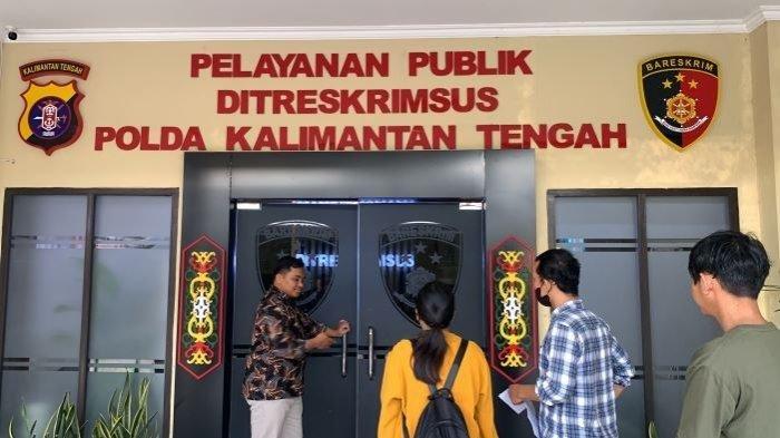 Ibu Bayi Meske (kiri) dan Afner Juliwarno (kanan) saat membawa diagnosa anaknya ke Ditreskrimsus Polda Kalteng, Jumat (2/2/2024)