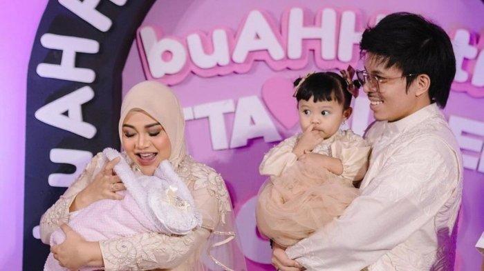 Aurel Hermansyah bersama Atta Halilintar dan dua putrinya.
