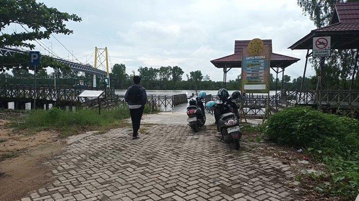 JEMBATAN BARITO -Jembatan Barito adalah salah satu destinasi wisata yang populer di Kabupaten Barito Kuala (Batola), Kalimantan Selatan. Jembatan ini memiliki keunikan tersendiri dengan pemandangan Sungai Barito yang indah dan suasana alam yang tenang. Wisatawan dapat menikmati keindahan alam dan melakukan berbagai aktivitas di sekitar jembatan. Senin (12/5/2025) Sore.