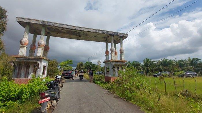 PESISIR PANTAI - Inilah gapura Desa Kualatambangan arah ke Tanjungdewa. Di sisi kirinya terbentang pesisir pantai, Jumat (7/2/2025)