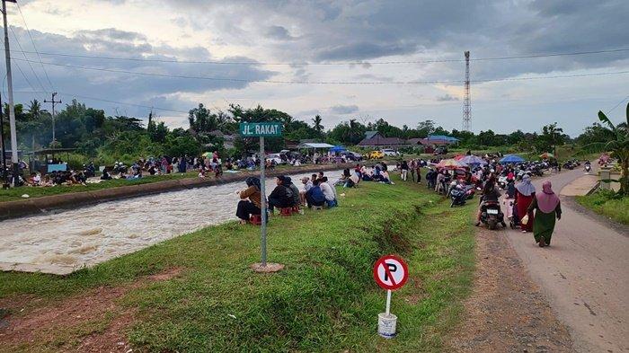Irigasi Cindai Alus kini menjadi pilihan favorit warga untuk menikmati waktu sore yang santai. Dengan suasana tenang, pemandangan senja yang eksotis, dan kesempatan menyeruput kopi hangat.