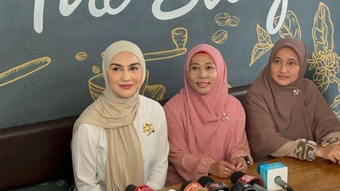 Irish Bella ditemani kuasa hukumnya ketila memberikan tanggapan soal kasus narkoba Ammar Zoni di kawasan Cinere Depok Jawa Barat, Senin (18/12/2023).