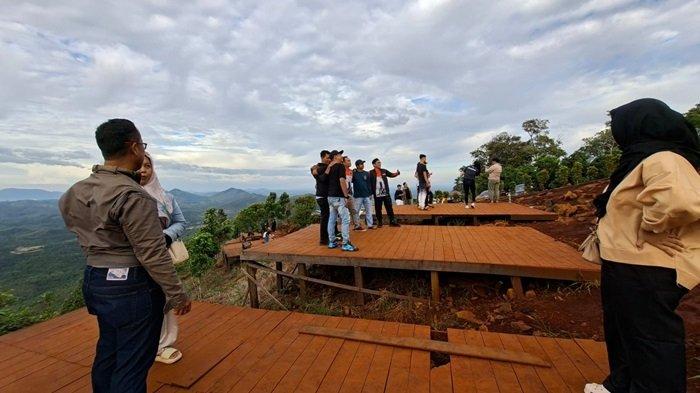 JASA FOTO-Fotografer jalanan menyediakan jasa foto di kawasan puncak Tahura Sultan Adam Mandiangin, Kabupaten Banjar.  Wisata Kalsel: Fotografer Jalanan Raup Cuan di Bukit Tahura Mandiangin, Bisa Bawa Pulang Ratusan Ribu.