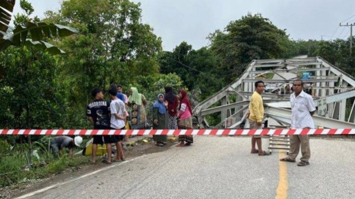 JEMBATAN BUSUI AMBRUK - Proses evakuasi korban kecelakaan truk yang tabrak Jembatan Busui. Kecelakaan ini mengakibatkan Jembatan Busui ambruk dan jalur Kaltim-Kalsel lumpuh total. Jalan utama Kaltim-Kalsel lumpuh total kini lalu lintas dialihkan via jalan hauling tambang batu bara. 