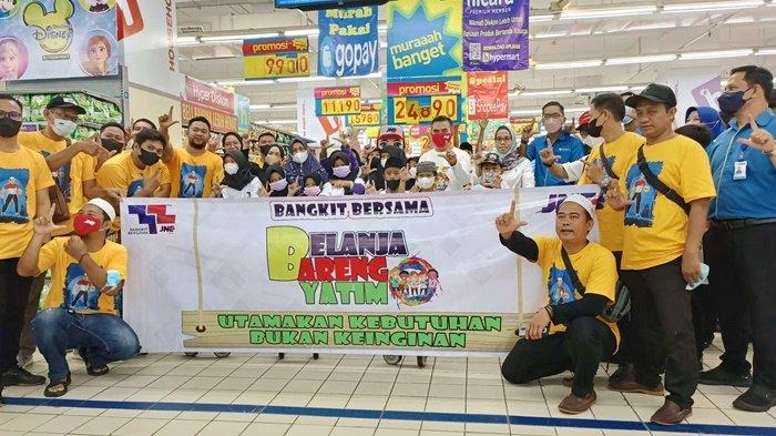 Memperingati HUT ke-32, JNE Banjarmasin Berbagi dengan 32 Anak Yatim