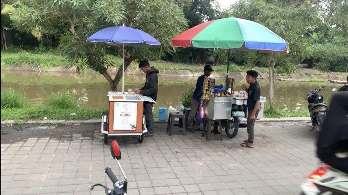 Di Irigasi Taman Sekumpul di Jalan Sekumpul, Martapura, pengunjung bisa nikmati beragam jajanan jadul.