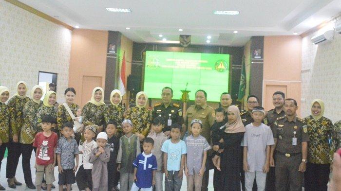 Jajaran Kantor Kejaksaan Negeri Banjarbaru bersama anak-anak peserta khitanan gratis, dalam rangka Peringatan Hari Bhakti Adhyaksa ke-63 & HUT IAD ke-23, Senin (10/7/2023).