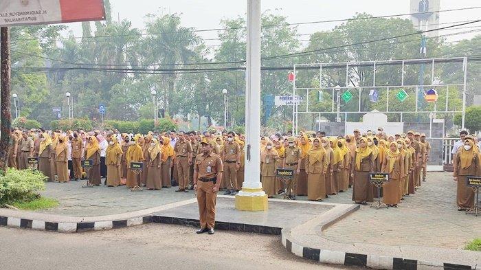 Jajaran Pemerintah Kabupaten Banjar mengikuti upacara di halaman kantor pemkab di Kota Martapura, Senin (9/10/2023).