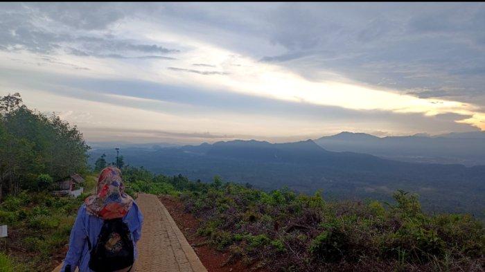 BERJALAN SANTAI DI GUNUNG TITI - Jalan Paving Blok menuju puncak Gunung Titi di Kecamatan Limpasu Kabupaten Hulu Sungai Tengah, disini juga ada gazebo untuk bersantai.