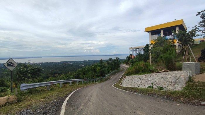 Jalanan menanjak menuju kawasan wisata Bukit Mamake.