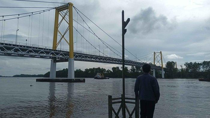 SPOT FOTO MENARIK-Jembatan Barito dan Pulau Bakut adalah lokasi menarik untuk fotografi. Sungai Barito yang luas dan alam yang tenang menjadi latar ideal untuk berfoto. Senin (12/5/2025) Pukul 15.00 Wita.