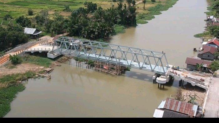 Jembatan Penjambuan:  Tampak membentang jembatan yang menghubungkan antara Desa Pejambuan dan Lok Buntar di Sungai Tabuk. Jembatan ini menjadi  akses warga di kedua desa yang menjadi tumpuan warga telah digarap oleh Pemerintah Kabupaten Banjar dari Dinas PUPRP Banjar.