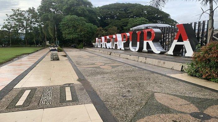 JOGGING TRACK - Salah satu fasilitas yang menarik di kawasan RTH Ratu Zalecha adalah tersedianya area jogging track sepanjang kurang lebih 300 meter.