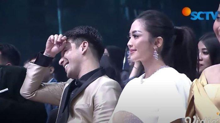 Jonathan Frizzy duduk bersebelahan dengan Ririn Dwi Ariyanti di acara SCTV Awards 2022. Terlihat Jonathan Frizzy sempat salah tingkah.