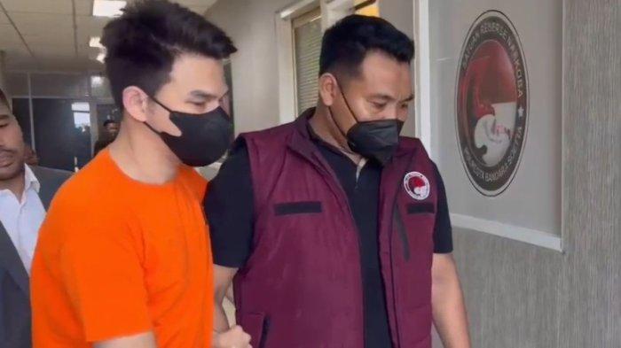 DITAHAN - Jonathan Frizzy tersandung kasus sindikat peredaran cartridge vape berisi etomidate.