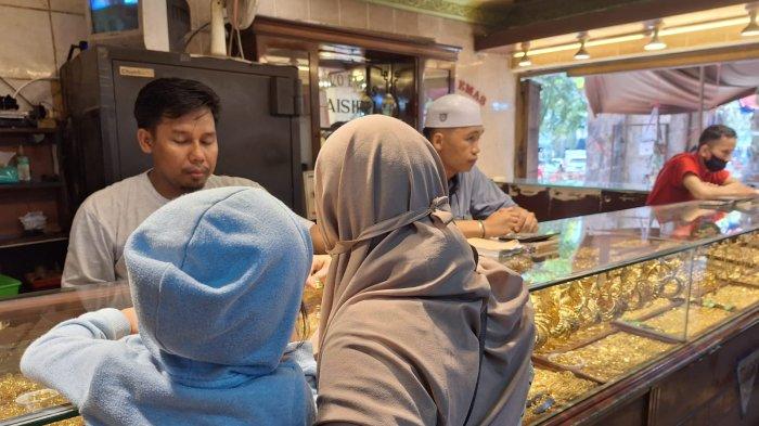 Transaksi jual beli di toko emas Banjarmasin cukup stabil.