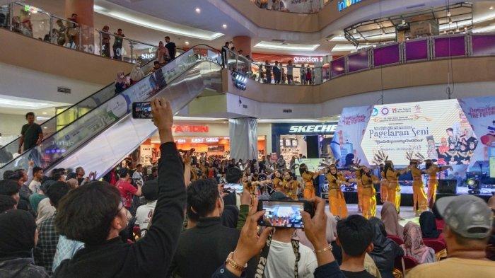 KEMERIAHAN suasana di main atrium Q Mall Banjarbaru oleh pertunjukkan seni Sanggar ABG Politala, Sabtu (28/10).