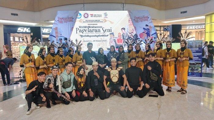 KEMERIAHAN suasana di main atrium Q Mall Banjarbaru oleh pertunjukkan seni Sanggar ABG Politala, Sabtu (28/10).