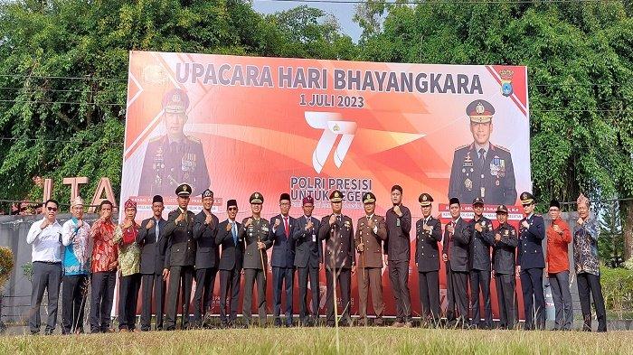 KETUA DPRD Tala Muslimin SE berpose bersama Bupati, Forkopimda Tala, dan jajaran pejabat teras di Tala seusai upacara peringatan Hari Bhayangkara ke-77 di halaman kantor bupati, Sabtu (1/7) pagi.