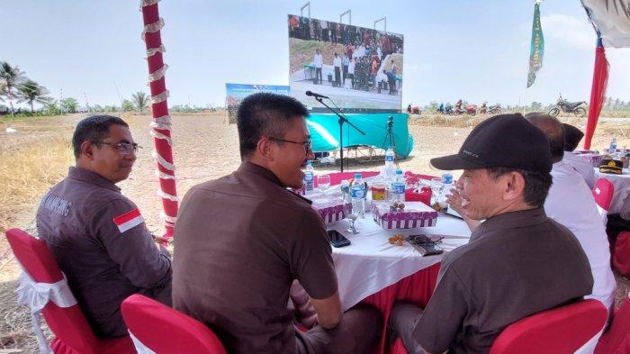 KETUA Komisi II DPRD Tanah Laut H Junaidi (kedua kiri) turut mengikuti vicon di lokasi GNKP 2023 di Desa Sarikandi, Rabu (1/11).