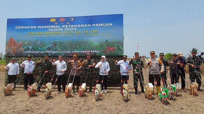 KETUA Komisi II DPRD Tanah Laut H Junaidi (tiga kanan) berpose bersama di lokasi GNKP 2023 di Desa Sarikandi, Rabu (1/11).