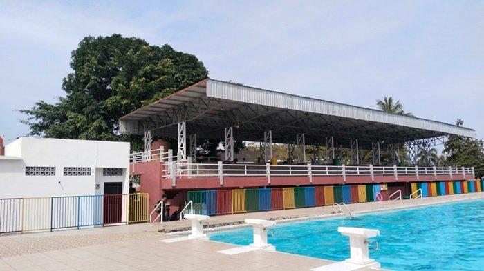 KOLAM RENANG - Berada di Pusat Kota Banjarbaru, Kolam Renang Idaman Banjarbaru yang hadir dengan Gaya Arsitektur Tropical Hindia Belanda Abad ke-19 ini banyak menarik minat masyarakat umum.